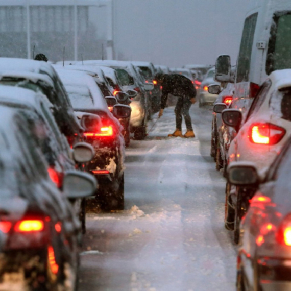 Potpuni kolaps; Sneg napravio haos širom Srbije, zavejani putevi FOTO/VIDEO
