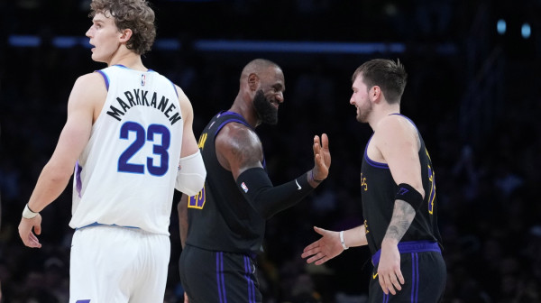 Dončić dominirao, Lebron ispisao istoriju – Lejkersi ubacili 140 poena VIDEO