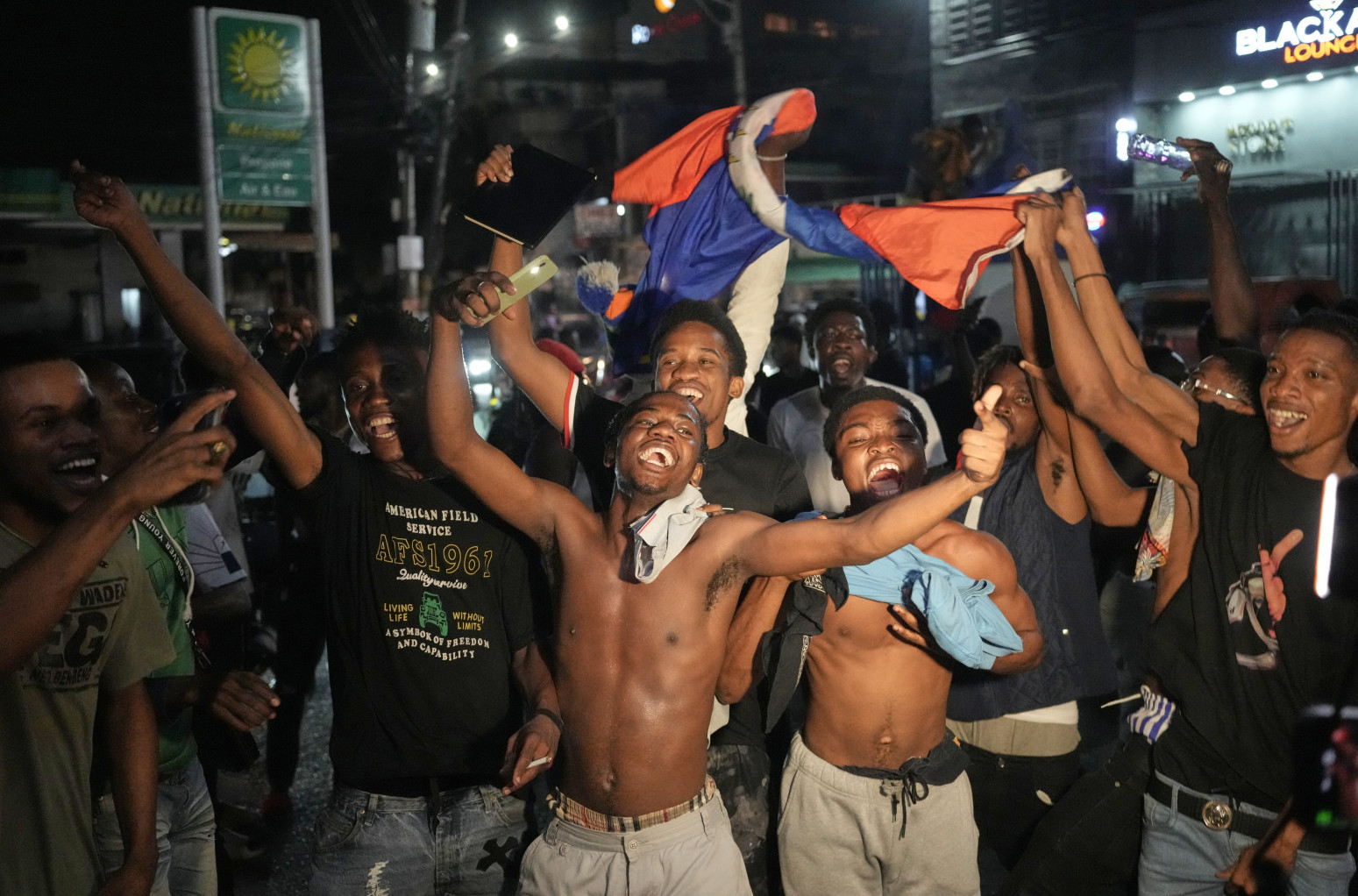 Bande vladaju državom, a fudbaleri izborili Mundijal posle 52 godine! VIDEO