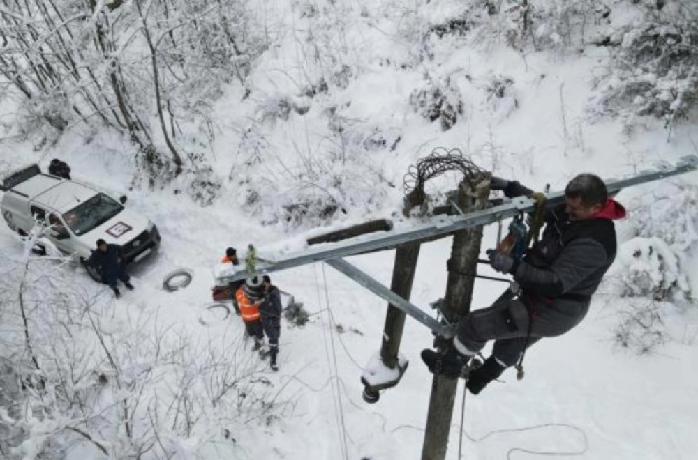 Sneg napravio problem: Preko 5.000 ljudi ostalo bez struje, sve ekipe na terenu