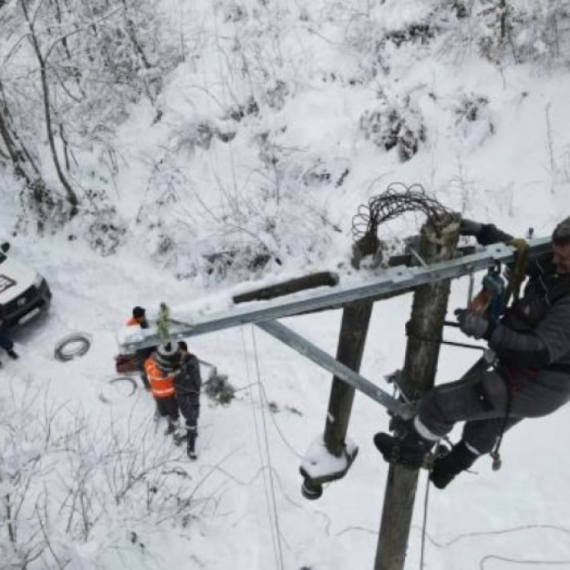 Sneg napravio problem: Preko 5.000 ljudi ostalo bez struje, sve ekipe na terenu