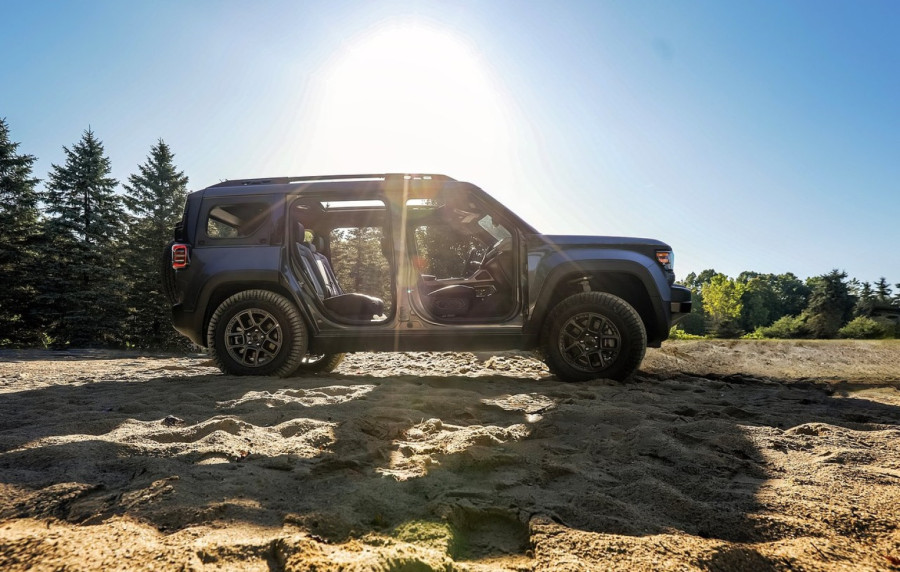 Predstavljen Jeep Recon: Električni SUV sa 650 konja FOTO