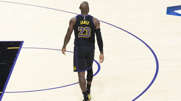 Lebron se vratio na parket i postao prvi u istoriji NBA