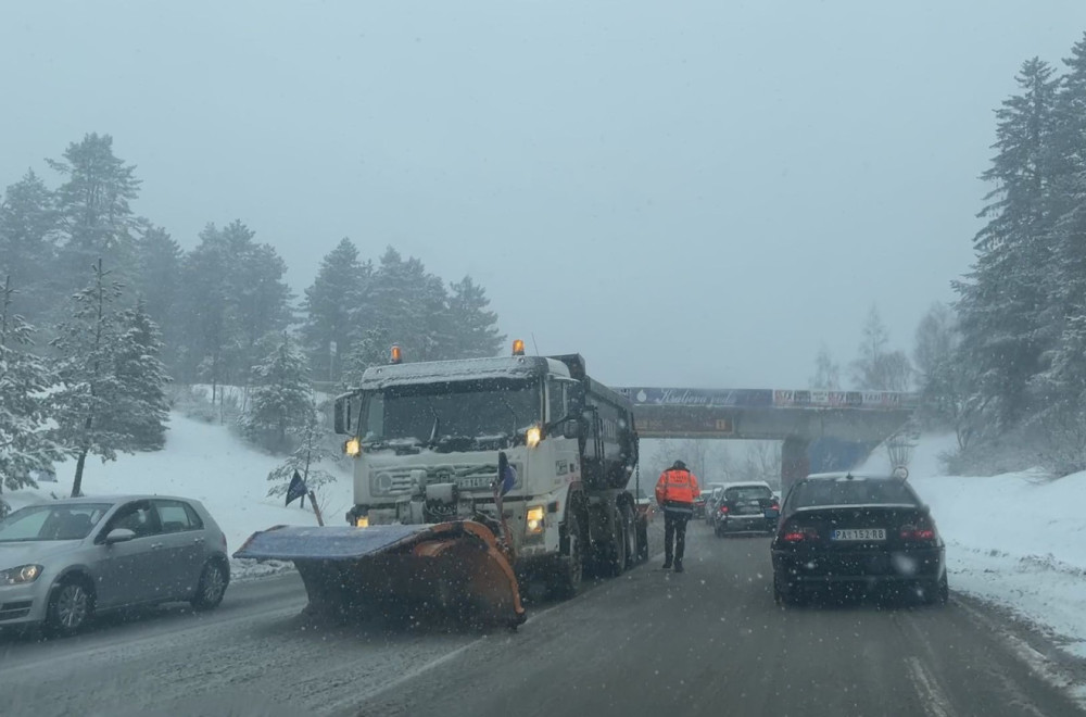 Preko 20 centimetara snega na Zlatiboru, u Užicu lomio grane i stabla FOTO