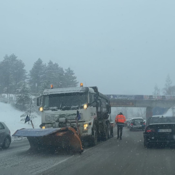 Preko 20 centimetara snega na Zlatiboru, u Užicu lomio grane i stabla FOTO