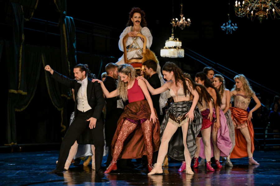 Novo tumačenje Štrausovog remek-dela: Dok se Evropa sprema za rat, bečka elita se svađa oko supe