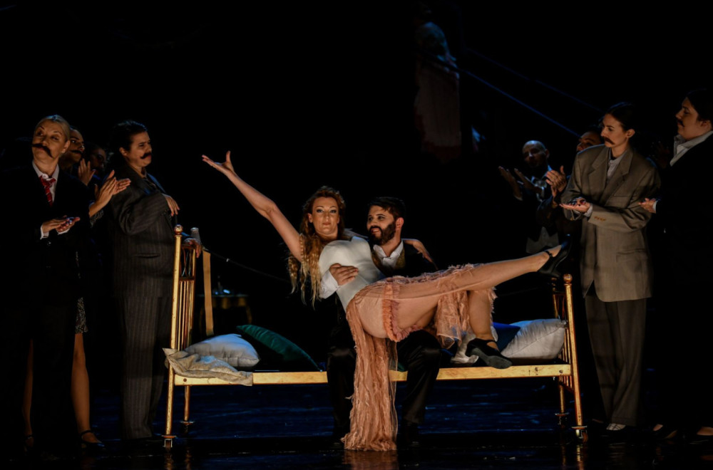 Novo tumačenje Štrausovog remek-dela: Dok se Evropa sprema za rat, bečka elita se svađa oko supe