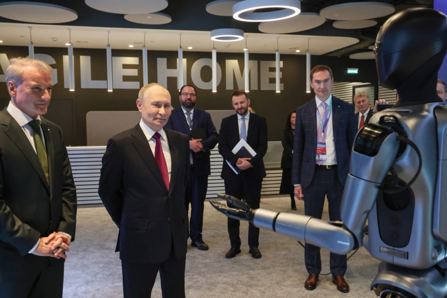 Robot zaplesao pred Putinom: Pusti moju omiljenu pesmu VIDEO