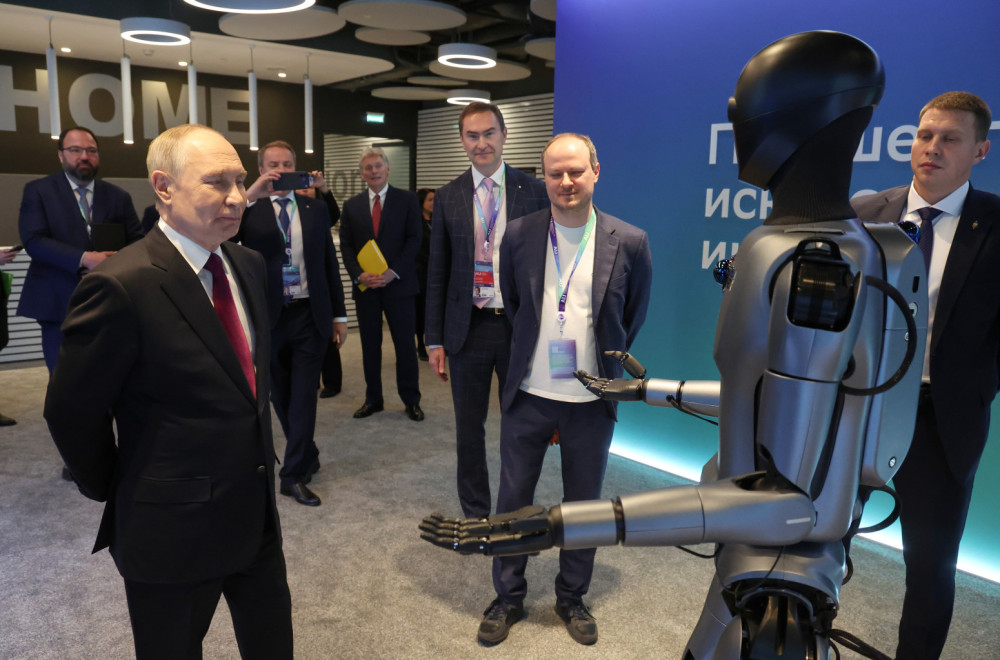 Robot zaplesao pred Putinom: "Pusti moju omiljenu pesmu" VIDEO
