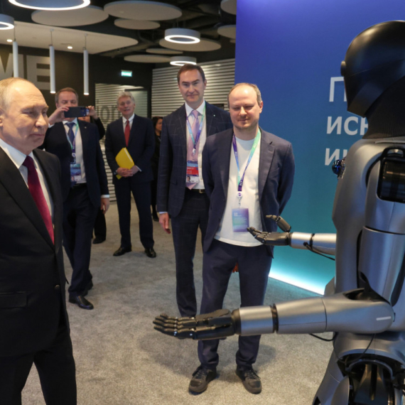 Robot zaplesao pred Putinom: "Pusti moju omiljenu pesmu" VIDEO