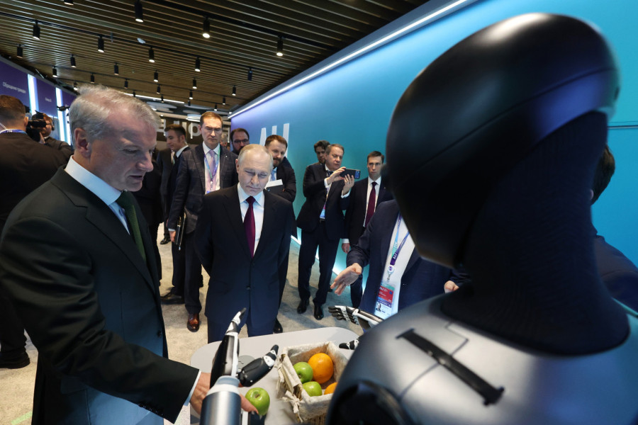 Robot zaplesao pred Putinom: Pusti moju omiljenu pesmu VIDEO