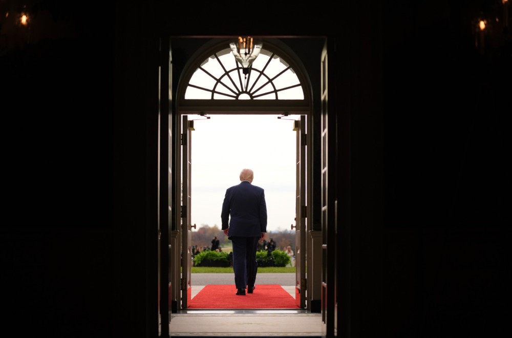 Tramp zakopava ratnu sekiru; Stiže mu "komunista"