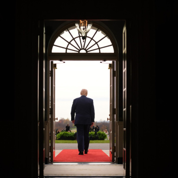 Tramp zakopava ratnu sekiru; Stiže mu "komunista"