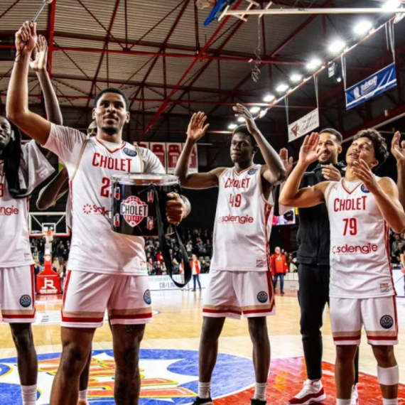 Nova francuska senzacija od 177 cm VIDEO