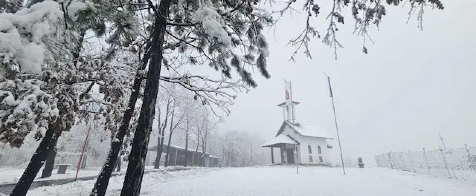 Kao iz bajke: Mala crkva na padinama Suvobora pod prvim snegom FOTO