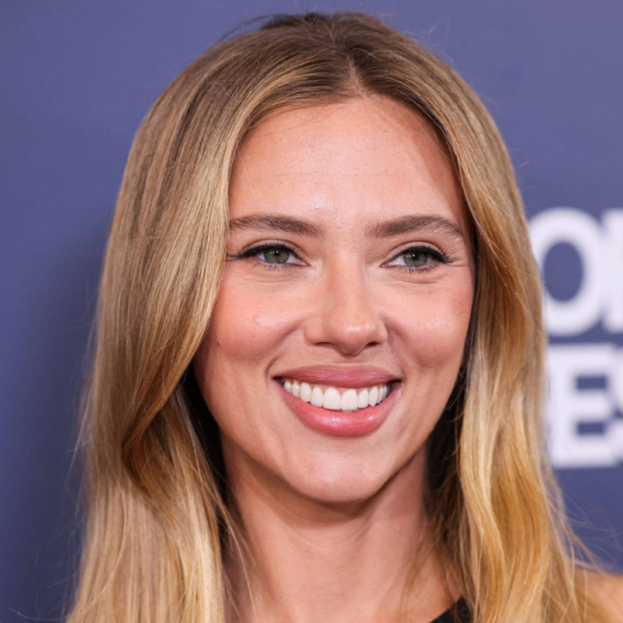 "Najlepša žena ikad": Skarlet Johanson u svečanoj haljini koja je zaludela internet VIDEO