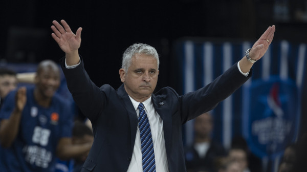 Efes uručio otkaz Kokoškovu