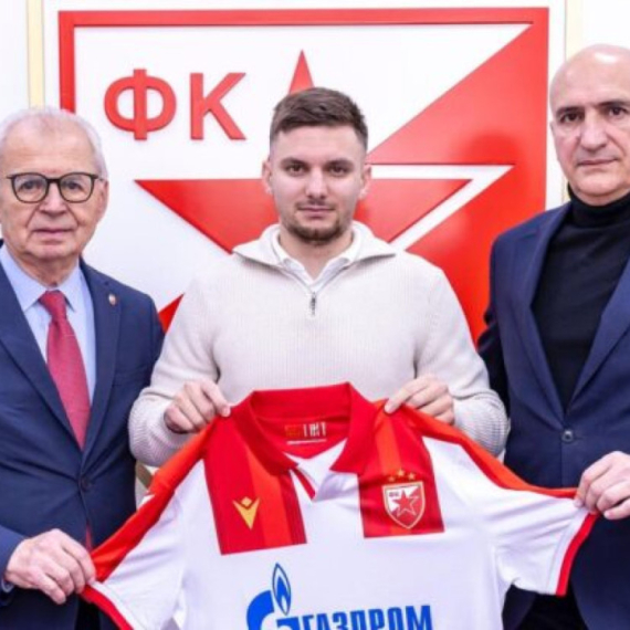 Potpis za Zvezdu uz majicu sa likom generala