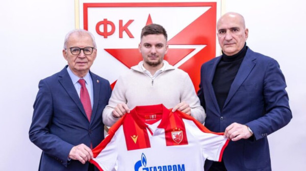 Potpis za Zvezdu uz majicu sa likom generala