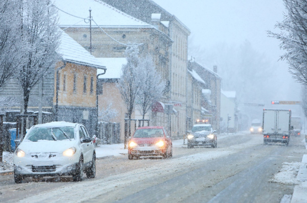 AMSS: Opasnost od poledice, snega ima na putu Ivanjica-Javor