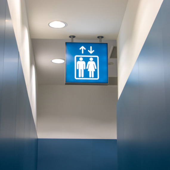 Ušla u toalet na aerodromu i zaledila se: "Ni u najluđim snovima..." VIDEO