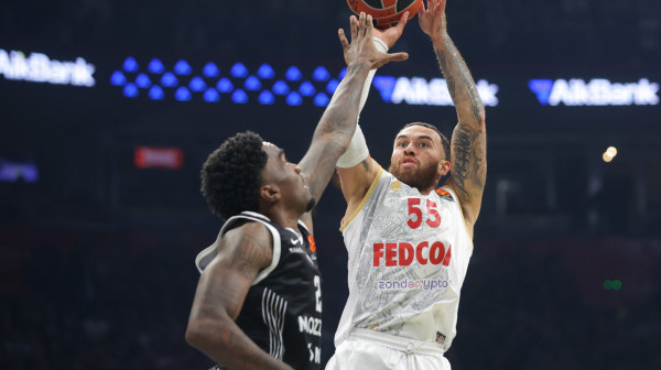 Suspendovan Majk Džejms