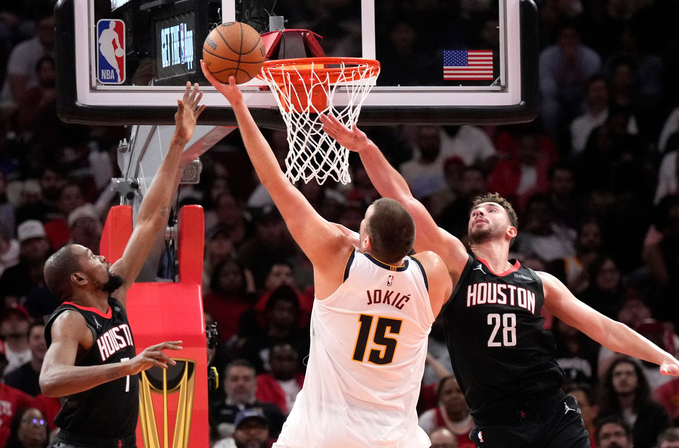 Jokić razbio Roketse – na dlaku od tripl-dabla, uz kucanje preko dvojice VIDEO