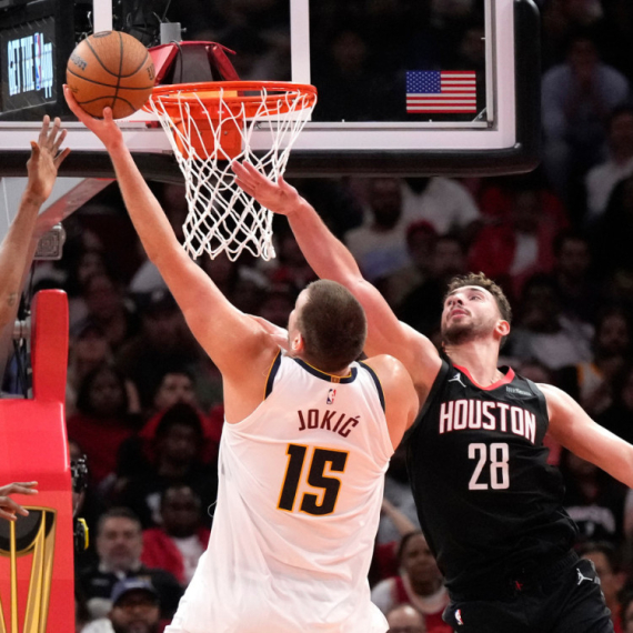 Jokić razbio Roketse – na dlaku od tripl-dabla, uz kucanje preko dvojice VIDEO