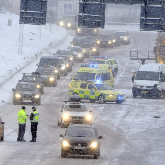 Autobus sa oko 50 putnika proklizao na snegu; Putnici hospitalizovani FOTO