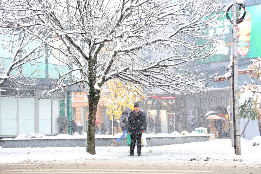 Snežni haos u regionu: Automobili zaglavljeni na putu; U jednom gradu napadalo pola metra snega FOTO/VIDEO