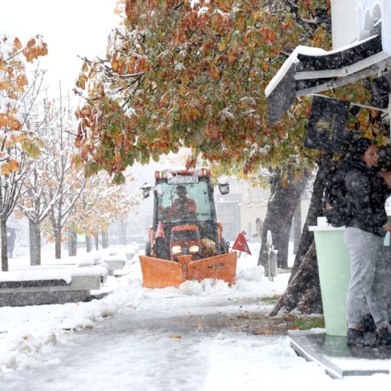 Snežni haos u regionu: Automobili zaglavljeni na putu; U jednom gradu napadalo pola metra snega FOTO/VIDEO
