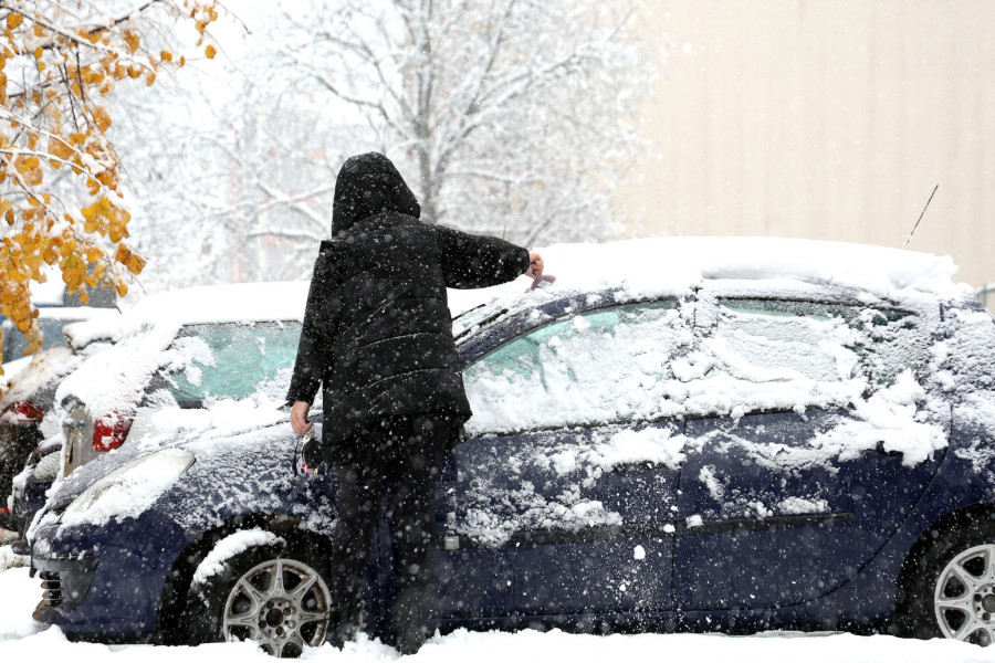 Snežni haos u regionu: Automobili zaglavljeni na putu; U jednom gradu napadalo pola metra snega FOTO/VIDEO