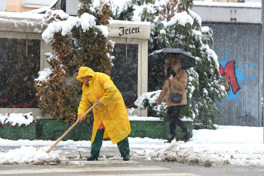 Snežni haos u regionu: Automobili zaglavljeni na putu; U jednom gradu napadalo pola metra snega FOTO/VIDEO