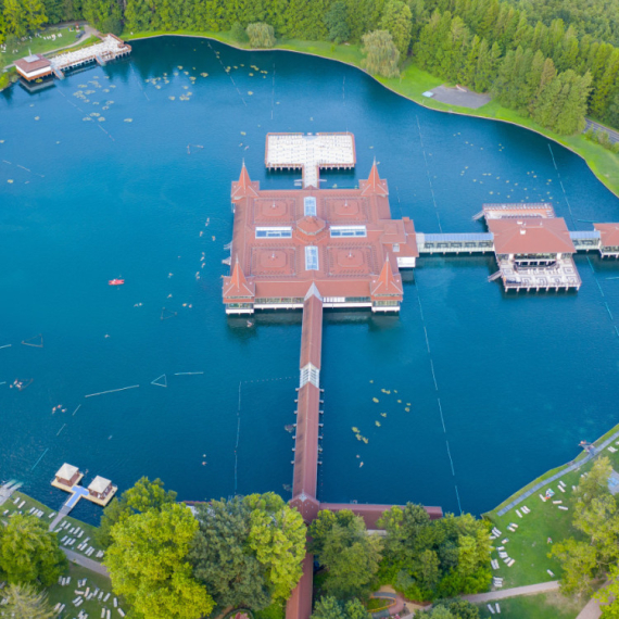 Kupanje u termalnoj vodi na sat i po od Srbije: Najveće jezero Evrope idealno za zimu