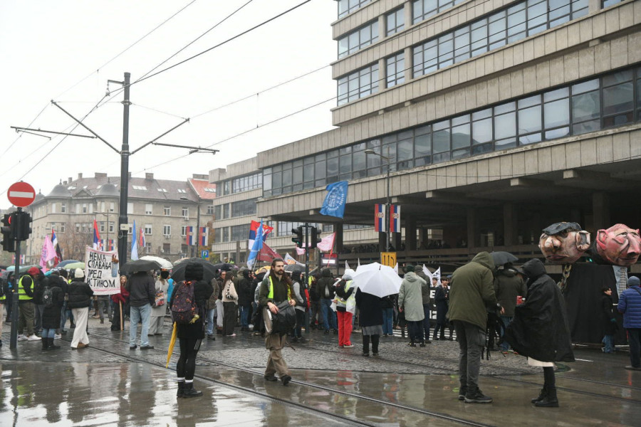 Hladni rat blokadera i opozicije; Bore se za to ko je zaslužniji i ko je za šta kriv