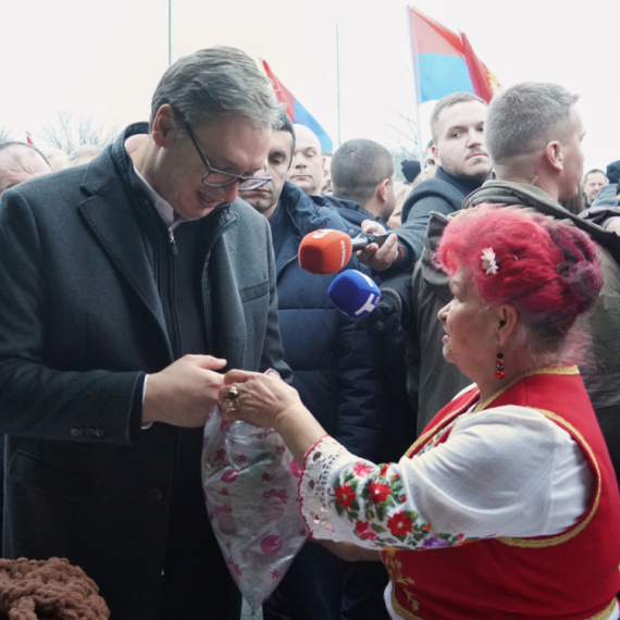 Penzije za 12,2 odsto veće; Građani zadovoljni: "Hvala Vučiću"