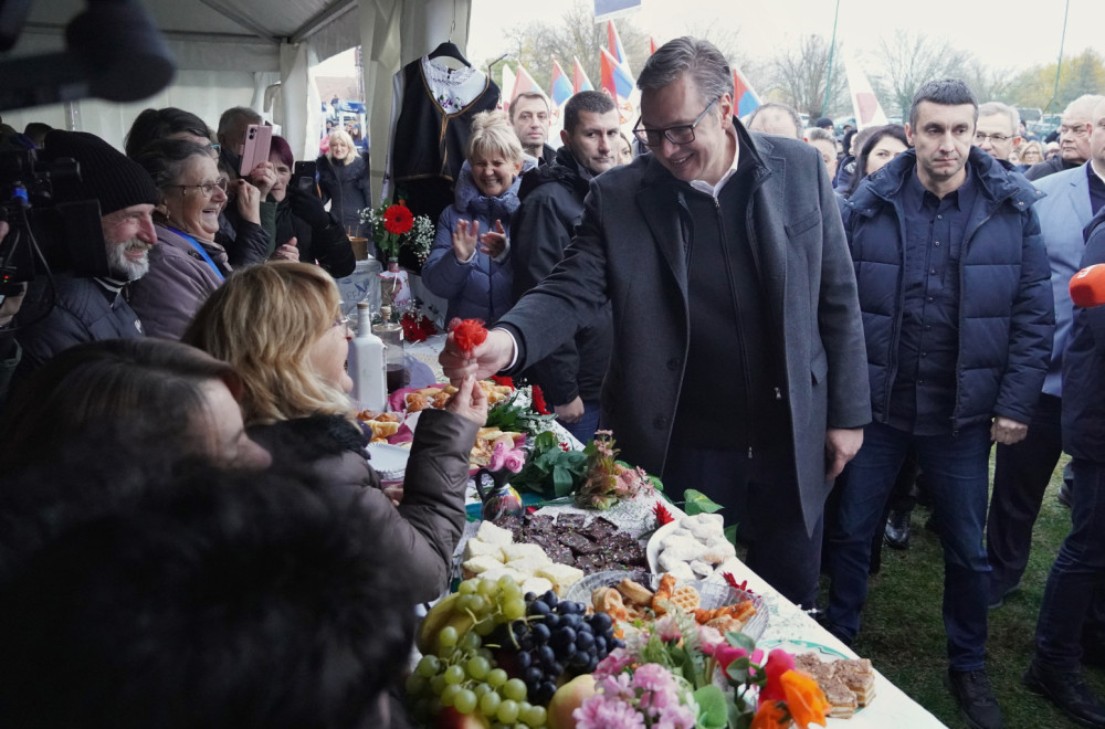 Vučića u Jaši Tomiću dočekao veliki broj ljudi; Sedeo sa njima i razgovarao: "Oni su snaga Srbije" FOTO/VIDEO