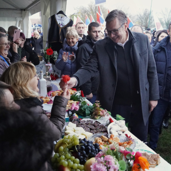 Vučića u Jaši Tomiću dočekao veliki broj ljudi; Sedeo sa njima i razgovarao: "Oni su snaga Srbije" FOTO/VIDEO