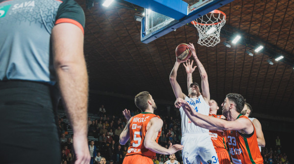 Drama u "Dudovoj šumi": Trojka na 10 sekundi pred sirenu nije spasila Spartak!