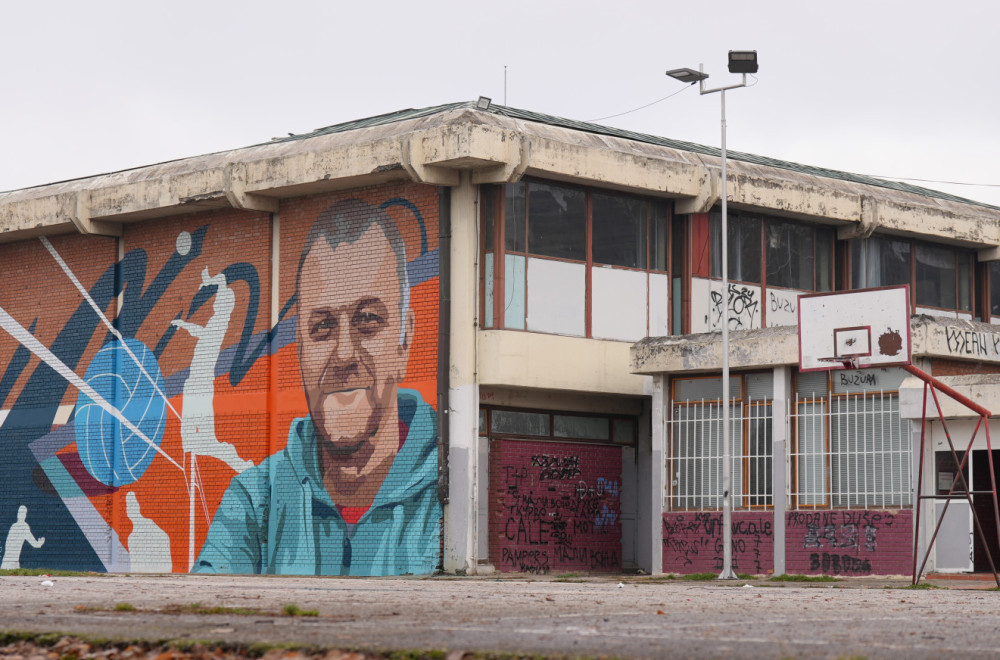 Voljeni nastavnik nikad neće biti zaboravljen: Na zidu škole oslikan mural posvećen Nenadu Grujiću FOTO