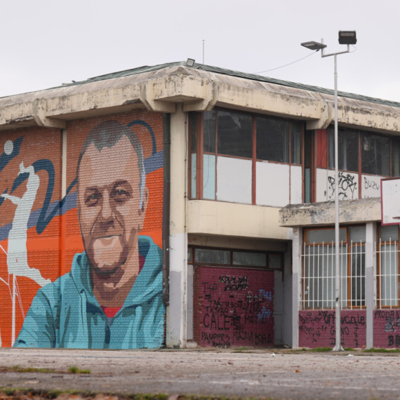 Voljeni nastavnik nikad neće biti zaboravljen: Na zidu škole oslikan mural posvećen Nenadu Grujiću FOTO