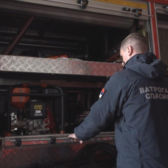 Ostao zaglavljen u smrskanom vozilu: Na lice mesta odmah stigli vatrogasci