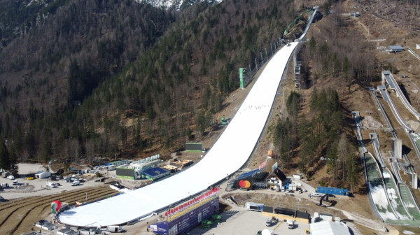 Divlji vozač "driftovanjem" naneo veliku štetu Planici – registracije iz eks-Ju države FOTO
