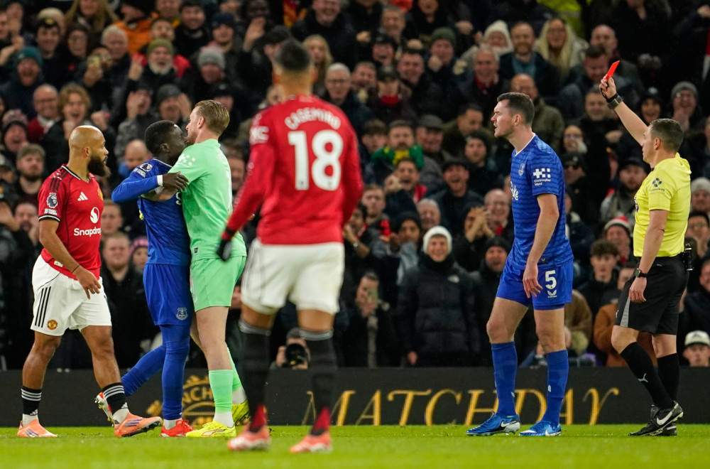 Nestvaran crveni karton na "Old Trafordu" – ošamario saigrača! VIDEO