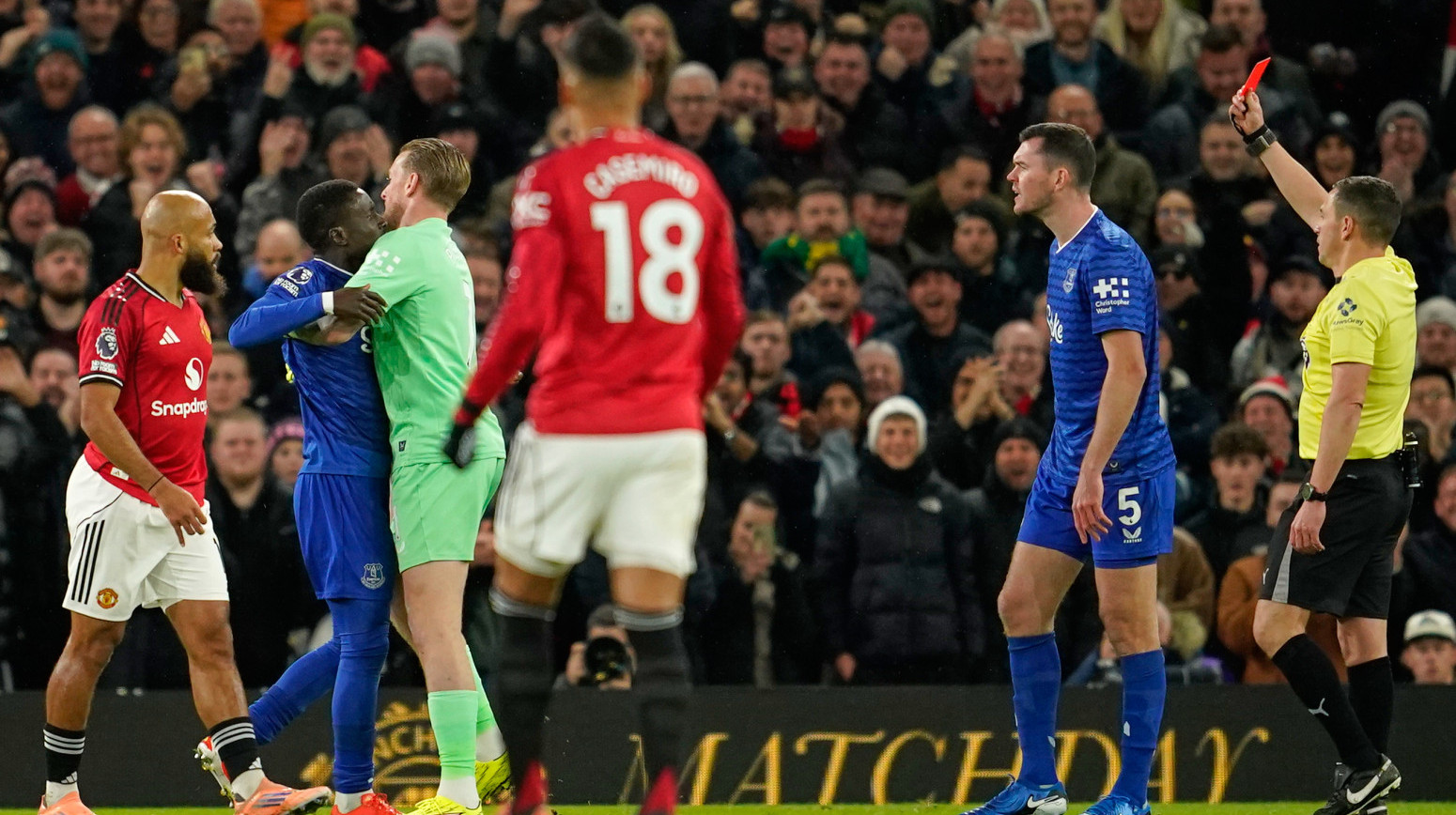 Nestvaran crveni karton na "Old Trafordu" – ošamario saigrača! VIDEO