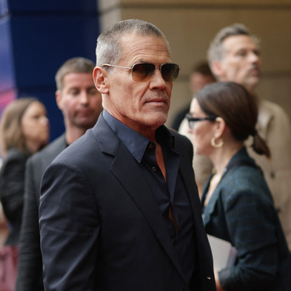 Kažu da je on najveća greška svake žene, ali kad skine majicu i dalje sve padaju na njega FOTO