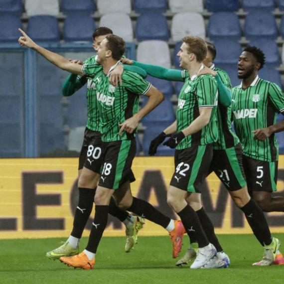 "Projektil" Matića i gol u poslednjem minutu spasili Sasuolo VIDEO