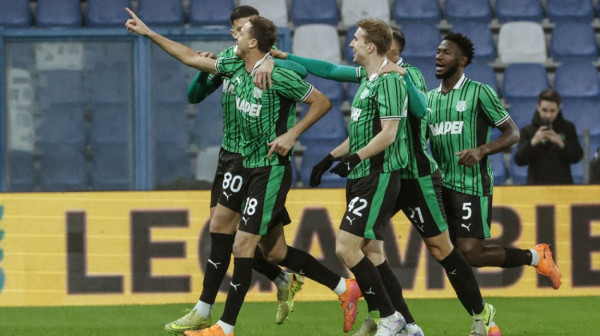 "Projektil" Matića i gol u poslednjem minutu spasili Sasuolo VIDEO