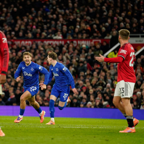 Bizaran crveni i "lepotica" frapirali Junajted