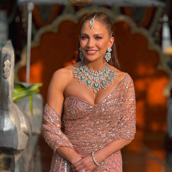 I u indijskom kostimu – grudi u prvom planu: Džej Lo glavna zvezda na venčanju milionera FOTO/VIDEO